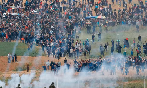 Tờ báo New York Times dẫn thông tin từ Bộ Y tế Palestine cho biết, ít nhất 15 người Palestine đã thiệt mạng và hơn 1.000 người khác bị thương trong vụ đụng độ Israel-Palestine ở Dải Gaza hôm 30/3. Ảnh: Getty.