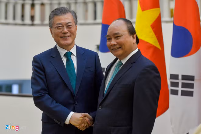 Thủ tướng Nguyễn Xuân Phúc (phải) và Tổng thống Moon Jae In (trái). Ảnh: Quỳnh Trang.