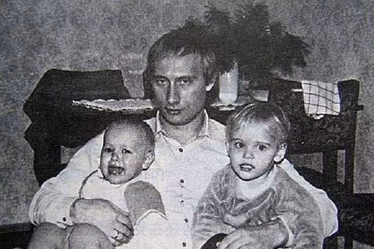 Tổng thống Putin chụp ảnh cùng hai cô con gái, Mariya và Yekaterina.