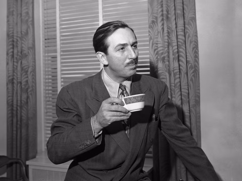 Đôi khi, Walt Disney không về nhà ăn tối với gia đình mà ở lại văn phòng làm việc qua đêm.