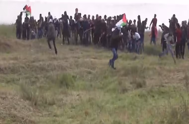 Hàng chục nghìn người Palestine đã tới nhiều khu vực khác nhau ở phía Đông Dải Gaza, giáp biên giới với Israel, để tham gia cuộc tuần hành hòa bình. Ảnh: Daily Mail.