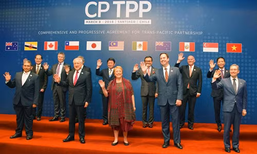 Bộ trưởng thương mại các nước TPP-11 và Tổng thống Chile Michelle Bachelet (giữa) tại lễ ký TPP-11. Ảnh: Kyodo.