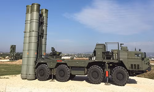 Hệ thống phòng thủ tên lửa S-400 của Nga tại căn cứ không quân Hmeymim, Syria. Ảnh: Sputnik.