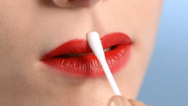 Bạn có thể sử dụng tăm bông để lau vết son môi. Bạn có thể sử dụng tăm bông để lau vết son môi.