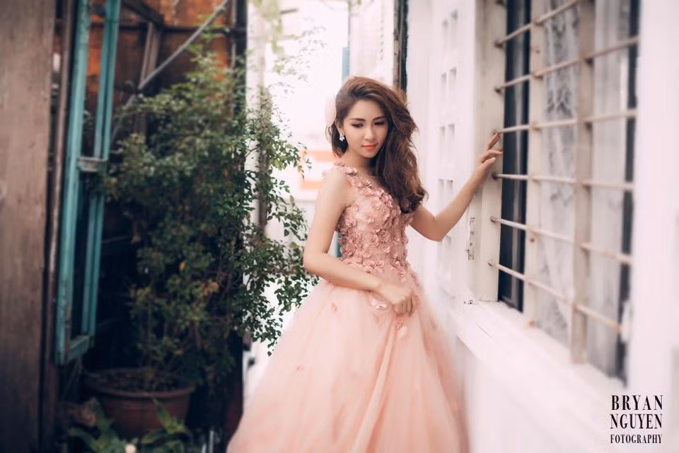 Trong quá khứ, được biết, cuộc sống gia đình của người đẹp Bình Dương khá khó khăn. Ba cô mất sớm, một mình mẹ tảo tần nuôi dạy 4 anh chị em Thoa ăn học nên người. Cuộc sống vất vả đã rèn giũa Thoa Trần thành một cô gái kiên cường và có nghị lực vươn lên. Hiện tại, cô đang là giám đốc Công ty chuyên về làm đẹp. Ảnh: Bryan Nguyễn.