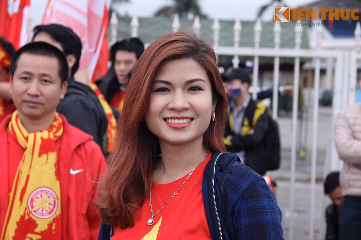 Những bạn CĐV này thuộc hội CĐV VFS Việt Nam, họ đến sân manh tình yêu và thông điệp chiến thắng muốn gửi tới các cầu thủ của đội nhà.