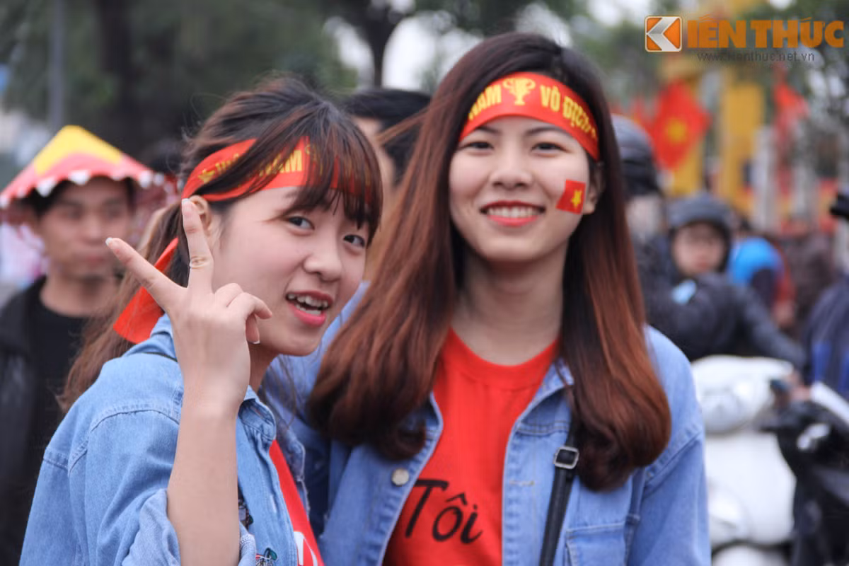 Một nhóm CĐV nữ tại Sài Gòn đã dẹp mọi công việc để ra hà nội truyền lửa cho trận đại chiến. Bạn Hải Hoa một CĐVnữ từ Sài Gòn chia sẻ "Vì tình yêu với đội tuyển, mình đã tạm gác mọi công việc để bay ra Hà Nội đêm qua để hôm nay đến đây cổ vũ".