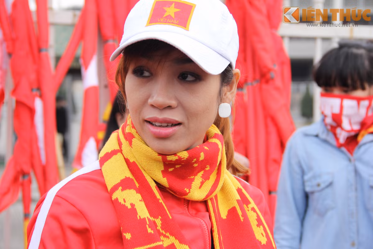 Những bóng hồng CĐV xinh đẹp này xuất hiện dường như khiến trận đấu có thêm sức nóng.