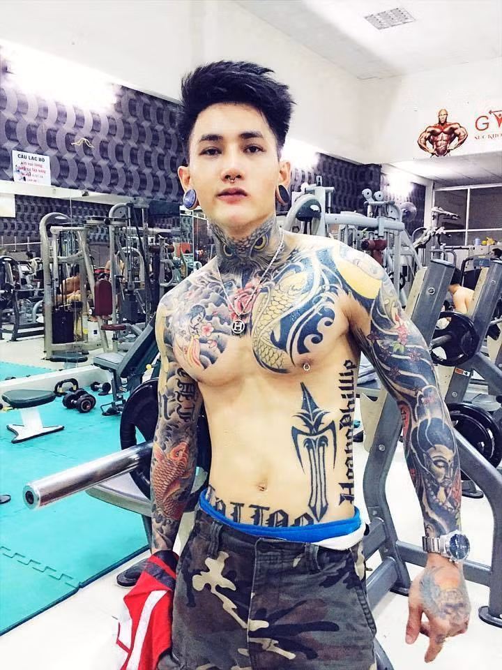 Lê Hoàng Anh, sinh năm 1988, quê Rạch Giá, hiện đang sinh sống ở TP HCM nổi tiếng trên mạng với biệt danh tự đặt " hot boy xăm trổ" là gương mặt đã không còn xa lạ với dân mạng Việt. Hoàng Anh từng kể chuyện xăm mình hết hơn 200 triệu, tự nhận là người đồng tính và thích làm từ thiện... là những ấn tượng đậm nết là hot boy xăm trổ này khiến người khác nhớ đến mình trong suốt thời gian qua. Ảnh: Facebook nhân vật.
