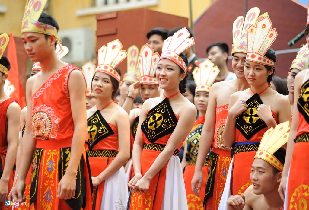 Các học viên chuyên khoa 3 rạng ngời trong khi chờ biểu diễn.