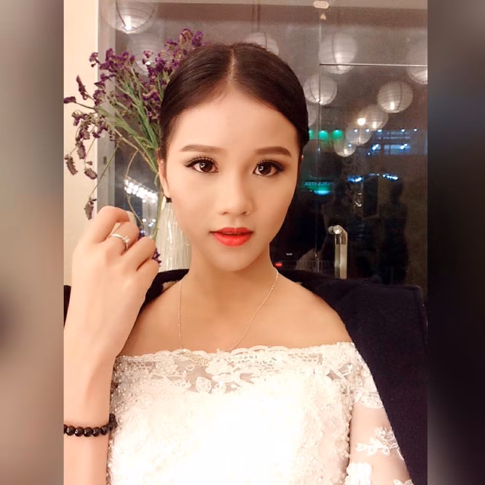 Là một cô gái đa tài, Ngọc Chi có khả năng làm MC và từng tham gia làm người mẫu ảnh cho khá nhiều các phó nháy có tiếng trong thành phố. Gương mặt xinh đẹp và vóc dáng cân đối là một lợi thế lớn giúp Ngọc Chi thành công trong những công việc trên.