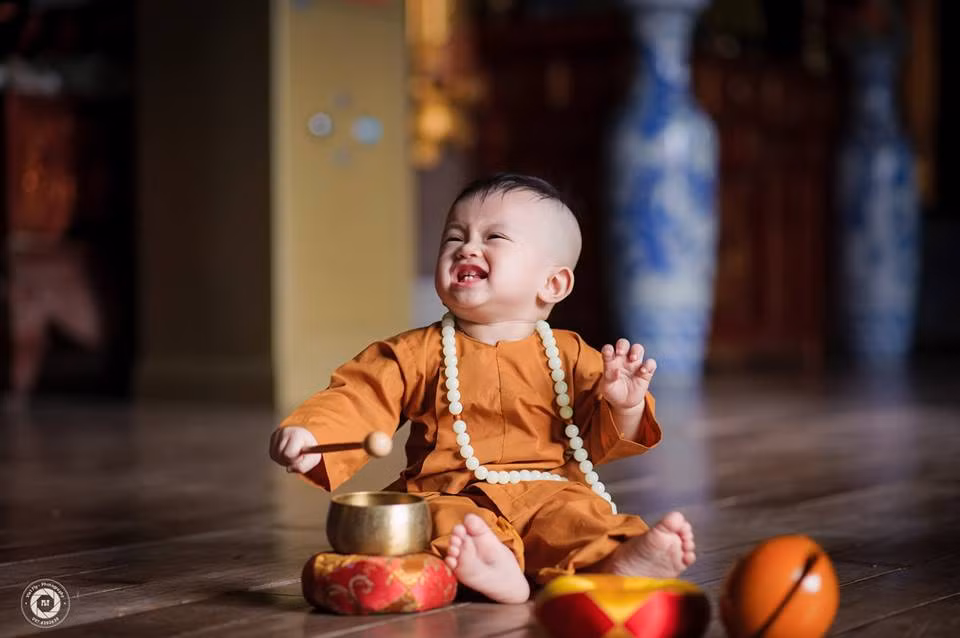 Thời gian qua, những bức hình của cậu bé Vũ Đào Chí Đức sinh năm 2014 quê Hải Dương được chia sẻ nhanh chóng mặt trên mạng xã hội. Với độ đáng yêu và gương mặt cực kute trong bộ ảnh “Chú tiểu”, cậu bé sư nhi Hải Dương đã nhận được những lời khen ngợi không ngớt. Ảnh: Phạm Nhất Việt.