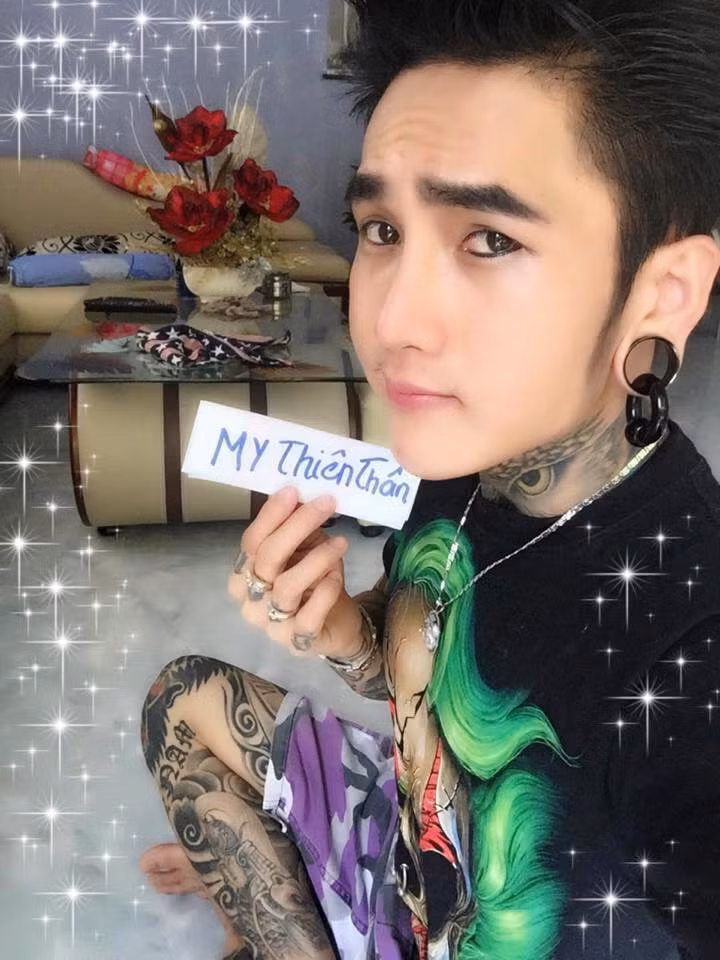 Hoàng Anh còn gây bức xúc khi lợi dụng fanpage của mình để bày ra một số trò lừa đảo khiến nhiều người sập bẫy. Điển hình như vụ Hoàng Anh cậy nhiều tiền, sẵn sàng tặng cho mỗi người bình luận số điện thoại một thẻ cào 50 nghìn đồng. Tuy nhiên bài đăng này mau chóng bị phanh phui là lừa đảo và Hoàng Anh biện minh rằng một người giả mạo anh đã cố ý viết ra như vậy để lừa gạt mọi người.