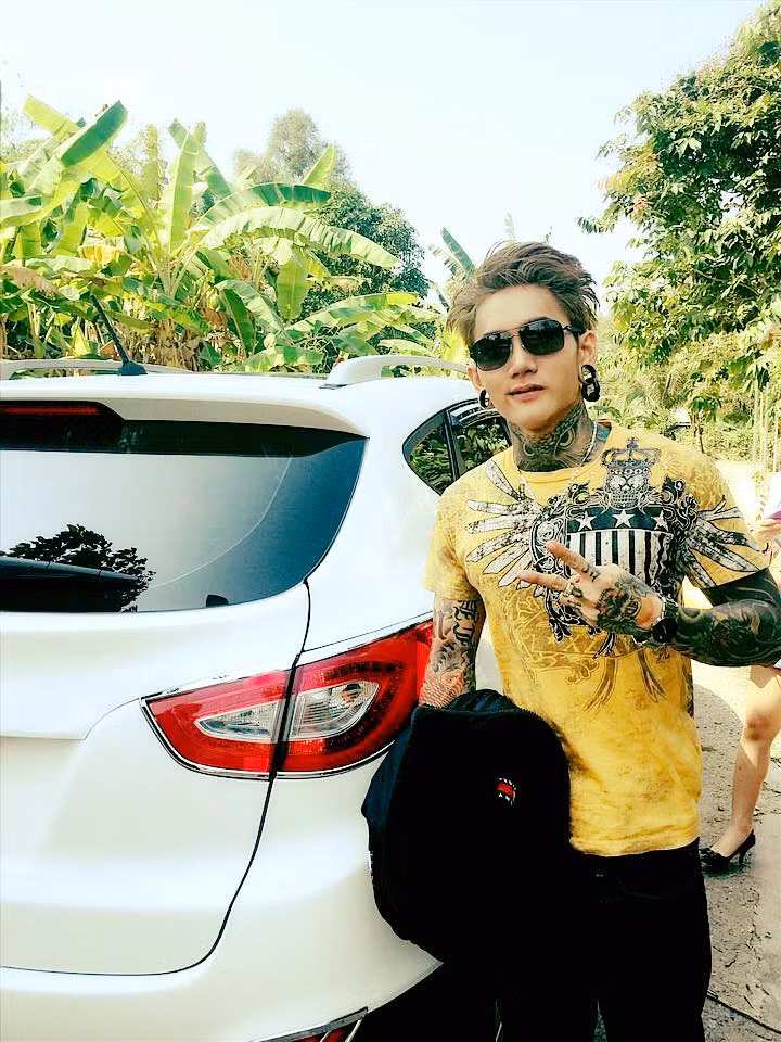 Về phần hot boy xăm trổ Hoàng Anh Lê (Bita), từ ngày được nhiều người biết đến tới nay, Lê Hoàng Anh từng tạo ra quá nhiều ồn ào trên mạng xã hội. Luôn vỗ ngực tự nhận là dân chơi tiêu tiền như nước, nhưng rất thích đi từ thiện giúp đỡ người nghèo... Hoàng Anh còn thường xuyên bị ném đá khi rất thích quay clip tại nhà riêng khoe những món đồ giá trị như quần áo, xe cộ, điện thoại, ipad, đồ trang sức với giá cao ngất.
