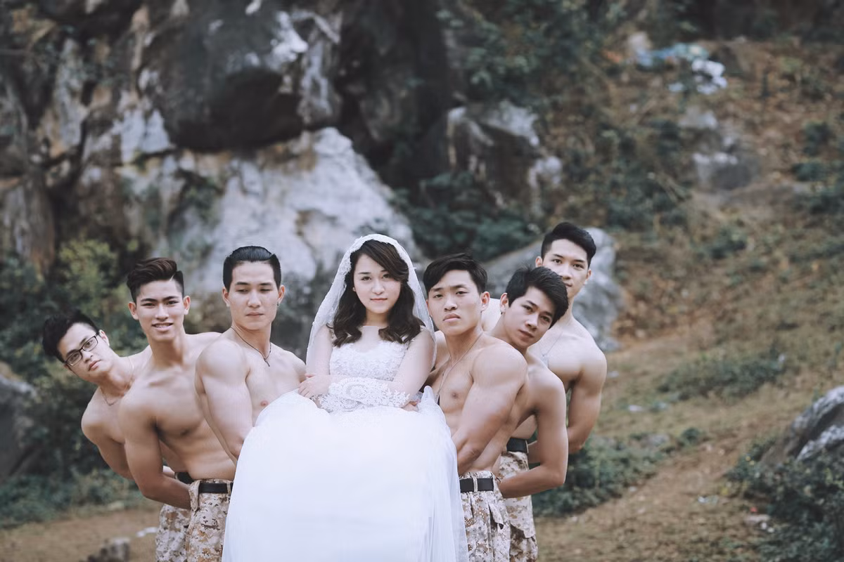 Những anh chàng này trở thành "bạn diễn" ăn ý cùng với cô dâu, chú rể giúp bộ ảnh trở nên độc đáo, hấp dẫn hơn. Ảnh: Hải Lê Cao.