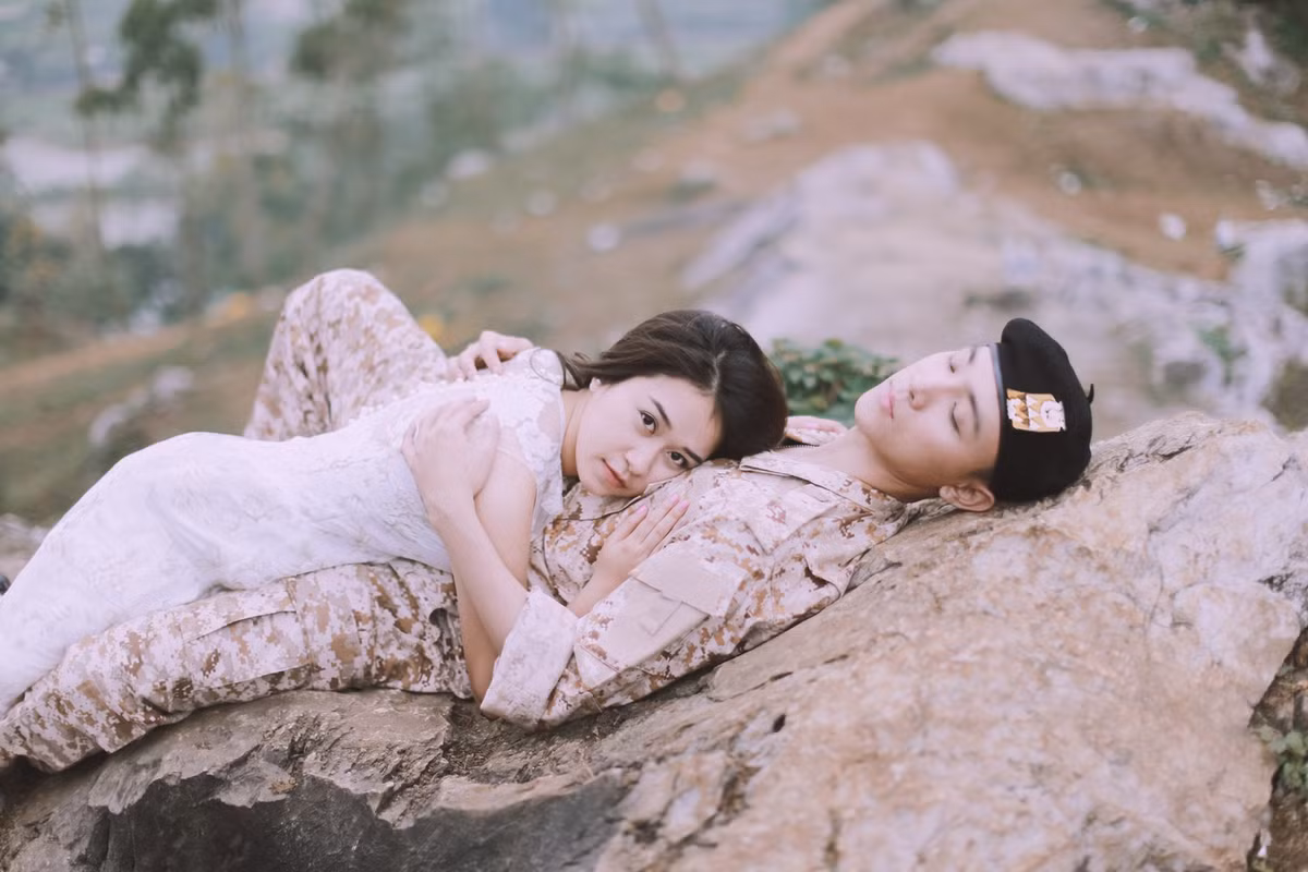 “Tôi luôn tìm được cảm hứng đối với cốt truyện hay và lạ. Chính vì vậy, ngay từ lần đầu tiên tiếp xúc với nội dung của bộ ảnh Hậu duệ mặt trời phiên bản Việt, tôi đã lập tức bị ấn tượng”. Ảnh: Hải Lê Cao.