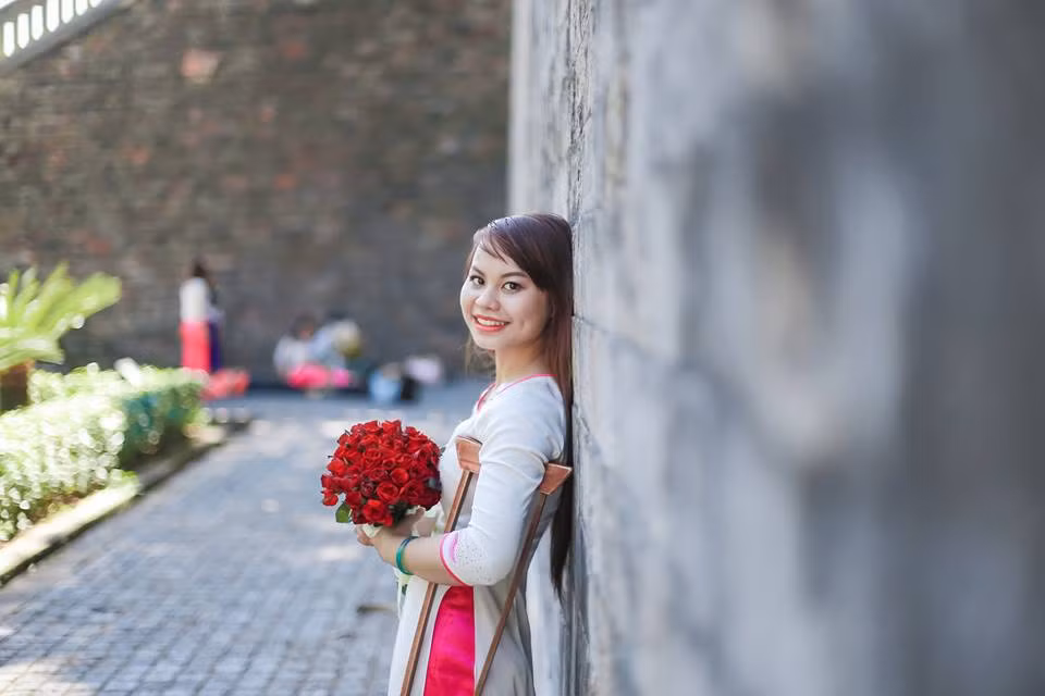 Được biết, Lệ Thu là một sinh viên có thành tích học tập tốt và đặc biệt luôn rất nhiệt tình với các hoạt động đoàn thể, hội nhóm sinh viên. Cô nàng cũng có được những người bạn thân, luôn tôn trọng, hiểu và yêu mến “cô bạn một chân” theo cách rất chân thành.