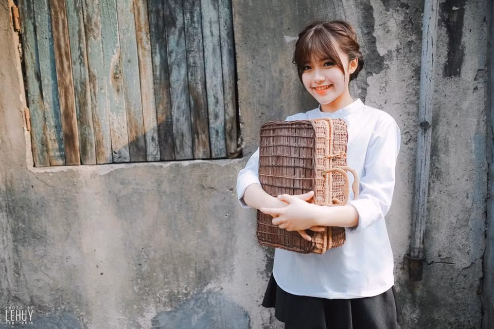 Khoe trọn nét thuần khiết, đáng yêu trong trang phục áo sơ mi, chân váy xòe đứng đợi tàu, hàng nghìn lượt like của các fan dành riêng cho bộ ảnh . Có lẽ sẽ chuyến tàu này sẽ rất đông hành khách nam. Một độc giả hóm hỉnh bình luận. Ảnh: Lê Huy.