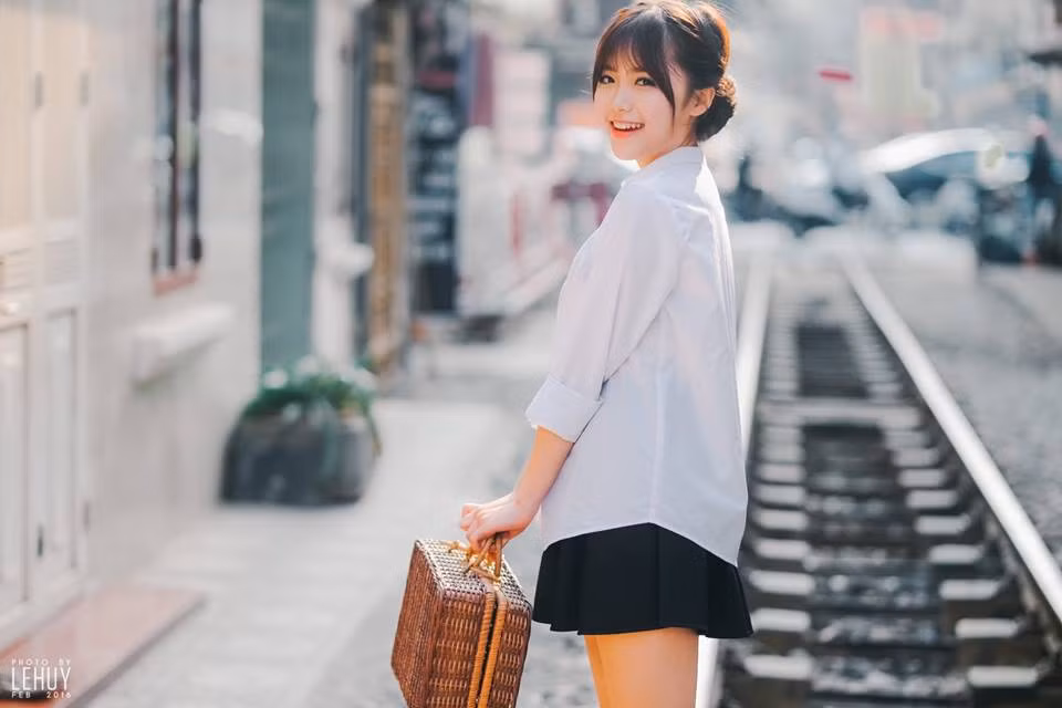Mai Trang sinh năm 1997, đang sống và học tập tại Hà Nội. Cô bạn nữ sinh Hà Thành có sở thích chơi đàn piano và bén duyên cùng nghề mẫu ảnh từ khá sớm. Ảnh: Chau Nguyen Jr.