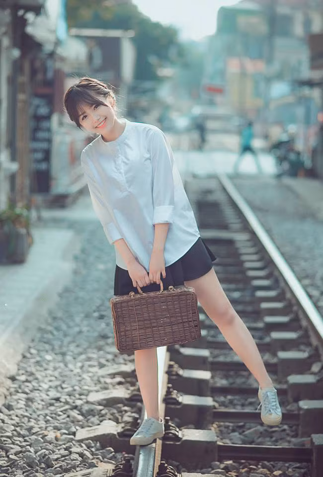 Nguyễn Mai Trang, nữ sinh trường Kinh doanh và công nghệ được khá nhiều bạn trẻ thủ đô biết đến với vai trò của người mẫu ảnh tuổi teen. Khuôn mặt bầu bĩnh, làn da trắng mịn cùng nụ cười ngọt ngào của Mai Trang là một lợi thế lớn giúp cô bạn thành công trong nhiều concept hình. Ảnh: Chau Nguyen Jr.