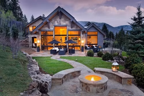 4. Biệt thự Jane, Aspen Nằm trên dãy núi Rocky thuộc Colorado, biệt thự Jane được thiết kế với những khung cửa sổ lớn để du khách có thể ngắm núi. Ngoài 6 phòng ngủ và 9 phòng tắm, biệt thự này còn có một bể bơi trong nhà, hầm rượu vang, 3 quầy bar, một phòng tập thể hình đầy đủ tiện nghi, một chiếc dương cầm, một bàn đánh bi-a, một phòng vui chơi giải trí và một sân chơi rộng rãi ở ngoài trời. Giá thuê là 347.900 USD cho 12 người.
