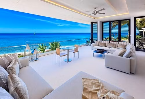 10. Biệt thự Beach, Barbados Đến với biệt thự Beach, bạn sẽ được khám phá bờ biển, lặn hay đi dã ngoại bằng tàu cao tốc Wally dài gần 14m. Còn nếu bạn muốn đi trên đất liền, vẫn có hai tài xế và chiếc Audi Q7 luôn sẵn sàng. Biệt thự Beach có 6 phòng ngủ trong nhà chính và 3 phòng ngủ khác trong nhà khách. Phòng khách và một phía của các phòng ngủ trong căn chính đều được lắp kính để tạo tầm nhìn ra biển. Bạn có thể ăn trưa ngay tại bể bơi của căn biệt thự, và đến tối lại dùng bữa ngay tại ban công. Giá thuê trên trang Villas and Apartment Abroad là 350.000 USD cho 12 người.