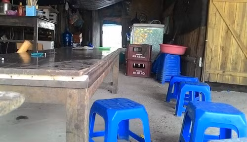 Được biết, gia cảnh của Hiếu từ đó đến nay luôn ở trong tình trạng khó khăn. Em trai kế sau của Hiếu đã phải nghỉ học để đi làm thợ xây, kiếm tiền phụ giúp gia đình, hiện gia đình chỉ còn người em út còn được đi học. Bố mẹ Hiếu cũng vất vả, đi theo những tốp công nhân xây dựng để làm nghề phục vụ, bán nước chè, kiếm ăn qua ngày. Chú thích ảnh: Quang cảnh trong ngôi nhà lán gỗ mà gia đình Hiếu đang sinh sống. Ảnh: Tiến Dũng.