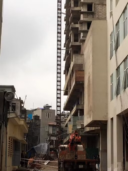 Hà Nội: Sập thang cẩu chung cư Lilama, 3 người thương vong - Hình 3 Ha Noi: Sap thang cau chung cu Lilama, 3 nguoi thuong vong-Hinh-3