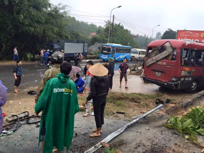 Xe khach, xe tai va cham phi sap gara, 7 nguoi nguy kich-Hinh-3
