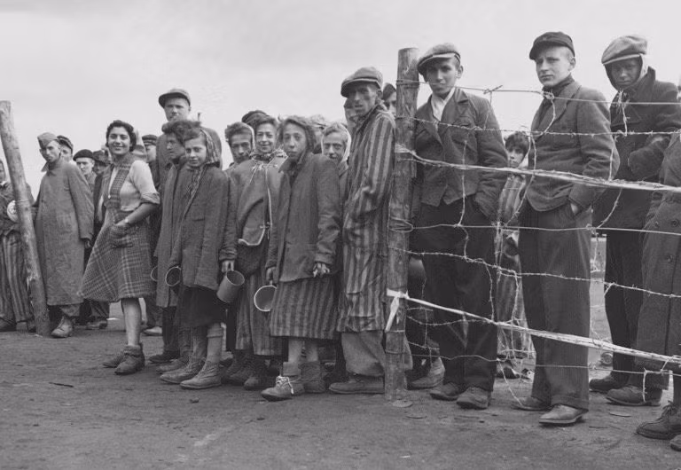Đến năm 1943, Đức quốc xã quyết định chuyển đổi mục đích sử dụng trại tập trung Bergen-Belsen sang làm trại tử thần - nơi các tù nhân bị lính canh tra tấn, sát hại tàn bạo.
