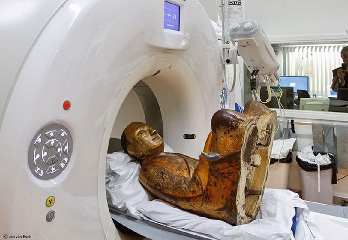 Theo đó, các chuyên gia thuộc Bảo tàng Drents chụp CT bức tượng Phật trong tư thế ngồi thiền hoa sen. Quá trình này được thực hiện dưới sự chứng kiến của chuyên gia nghiên cứu Phật học Erik Bruijn.