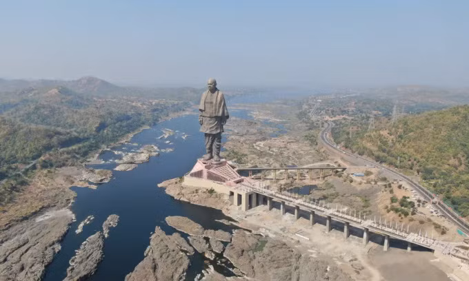 Tượng Thống nhất nhìn ra sông Narmada gần thị trấn Kevadia, bang Gujarat, Ấn Độ hiện nắm giữ kỷ lục bức tượng cao nhất thế giới với chiều cao là 182m.