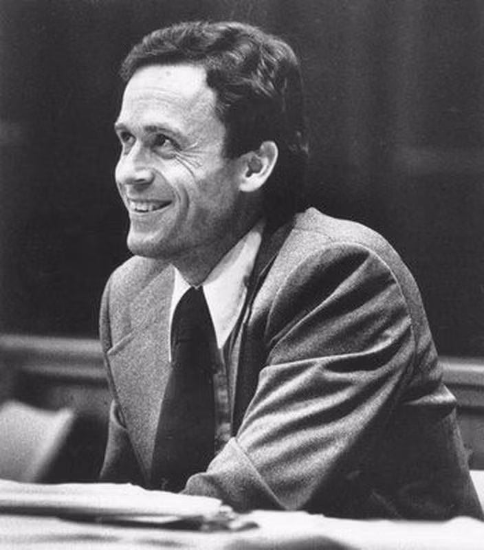 Tháng 2/1978, Ted bị bắt giữ rồi đưa ra xét xử với cáo buộc đã gây ra 28 vụ giết người nhưng nhiều người cho rằng số lượng nạn nhân của hắn có thể lên tới hàng trăm người. Với những tội ác đã gây ra, gã bị kết án tử hình và đưa lên ghế điện xử tử vào năm 1989.
