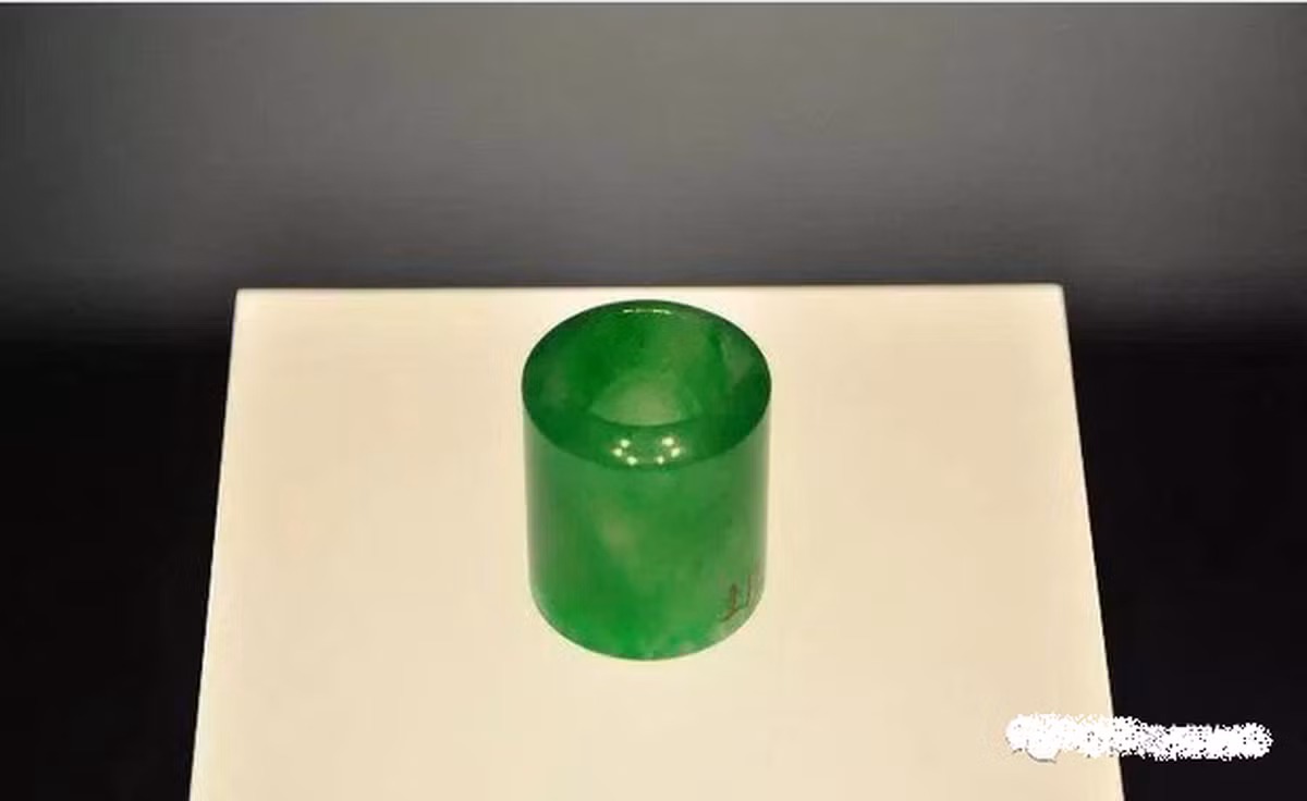 Trong đó, nhẫn ngọc phỉ thúy là bảo vật mà Cung thân vương Dịch Hân lúc còn sống vô cùng yêu thích. Về sau, Từ Hy Thái hậu lấy đi chiếc nhẫn này rồi ban thưởng cho hoạn quan tâm phúc của mình. Ngày nay, cổ vật này được trưng bày tại bảo tàng Cố cung ở Bắc Kinh.