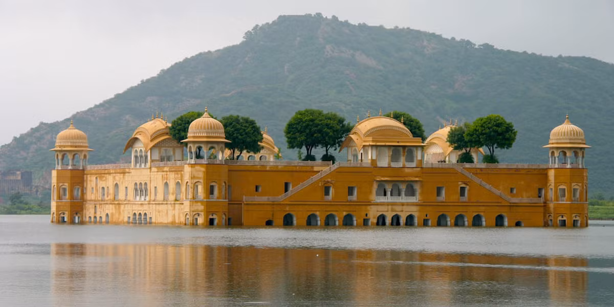 Tên gọi Jal Mahal của cung điện nổi tiếng Ấn Độ có nghĩa là “cung điện nước”. Toàn bộ cung điện được xây dựng đá sa thạch đỏ có nguồn gốc từ Jaipur.