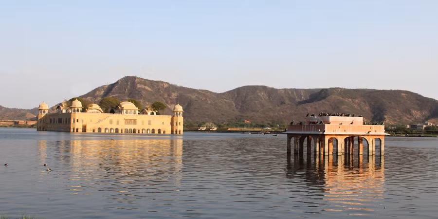 Bên trong cung điện Jal Mahal được bảo quản khá tốt với những bức tranh vẽ tinh xảo, cầu thang, mái vòm và tòa tháp hình bát giác ở mỗi góc công trình được thiết kế ấn tượng.