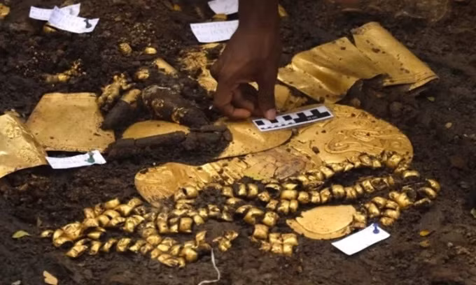 Trong cuộc khai quật tại di chỉ khảo cổ El Caño, Panama, các nhà khảo cổ đã tìm thấy một ngôi mộ cổ của một lãnh chúa được chôn cùng nhiều đồ tùy táng bằng vàng.