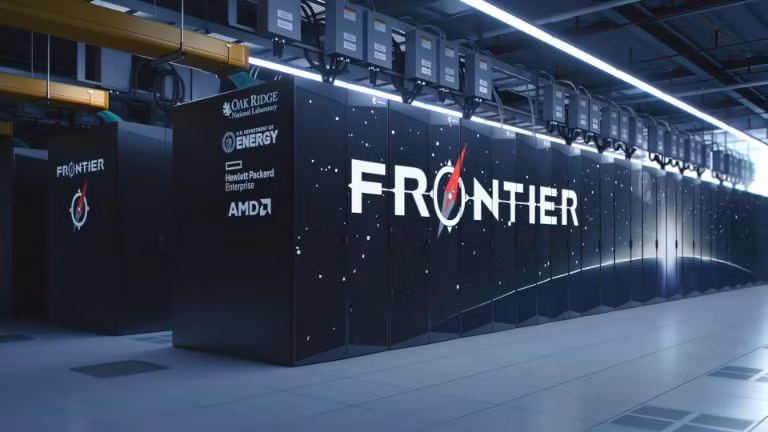 Siêu máy tính Frontier được chế tạo với bộ xử lý AMD Epyc, bao gồm 74 tủ máy tính HPE Cray EX và chứa gần 8,7 triệu lõi CPU kết hợp GPU. Mỗi tủ nặng hơn 3.600 kg. Hệ thống cũng có bộ nhớ 700 petabyte với mạng ethernet hiệu suất cao Slingshot của HPE để truyền dữ liệu.