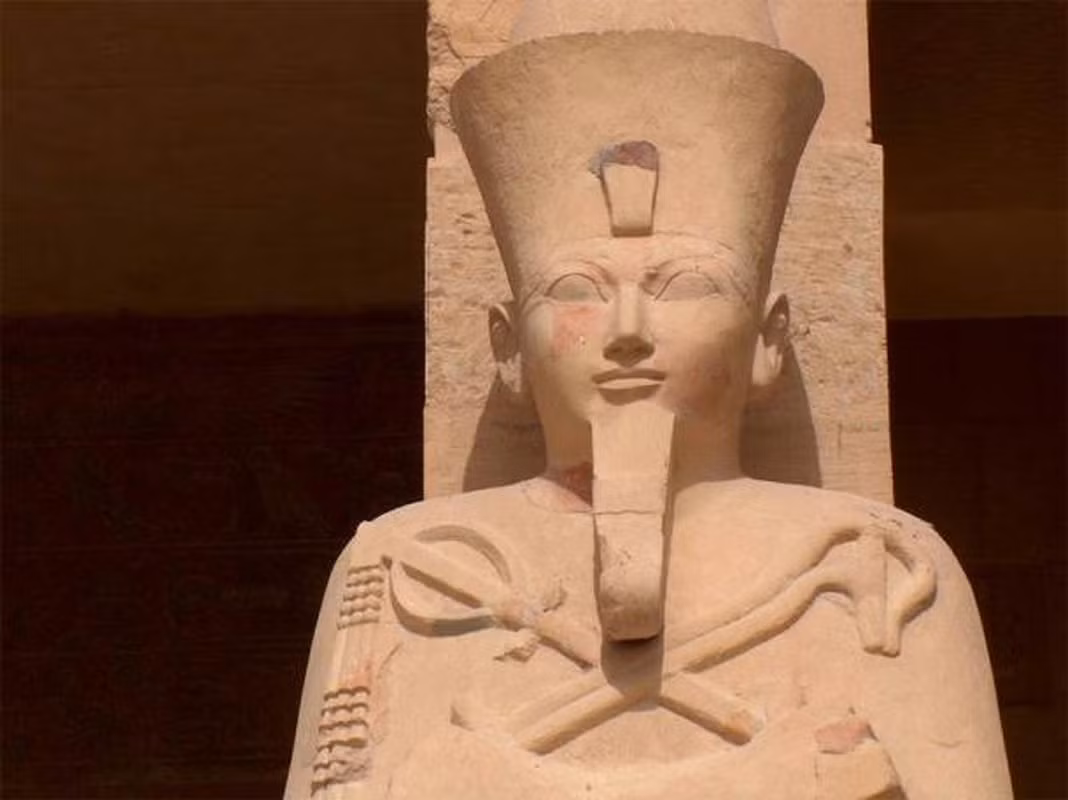 Do khi lên ngôi Thutmose III còn nhỏ tuổi nên Hatshepsut giữ vai trò nhiếp chính vương. Mặc dù luật pháp Ai Cập khi đó không cho phép một phụ nữ nắm quyền trị vì mà phải đồng cai trị với một pharaoh nam khác nhưng Hatshepsut đã "phá luật".