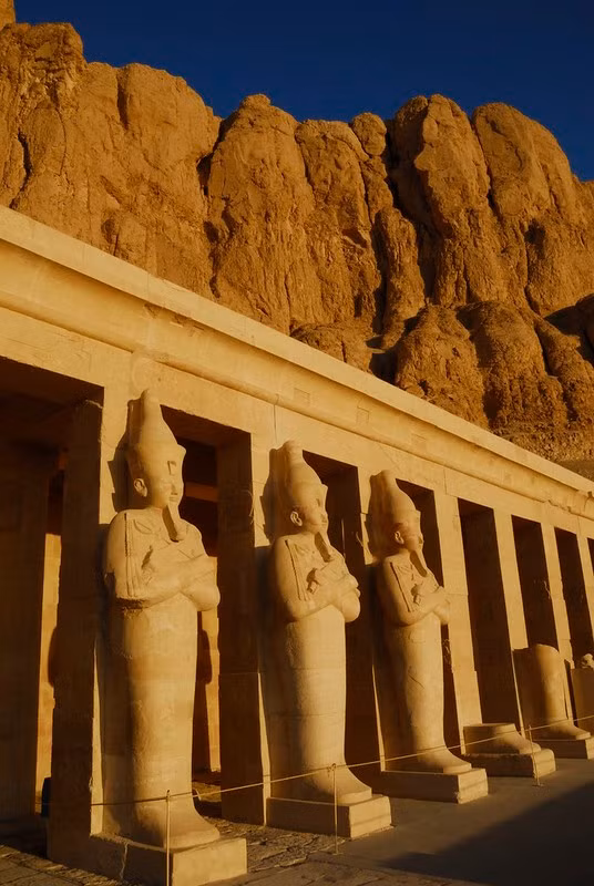 Điển hình là việc hình ảnh của Hatshepsut trong nhiều đền thờ, tượng đài, thậm chí sử sách đều bị loại bỏ.