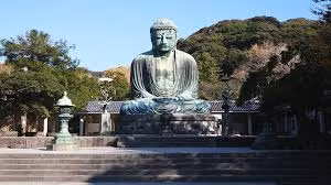 Tượng Đại Phật Daibutsu nằm ở Kamakura, Nhật Bản được tạc từ năm 1252. Ban đầu, pho tượng được đặt tại Điện Daibutsu-den. Tuy nhiên, tòa nhà này đã bị phá hủy sau một vài cơn bão và trận sóng thần khổng lồ vào năm 1498.