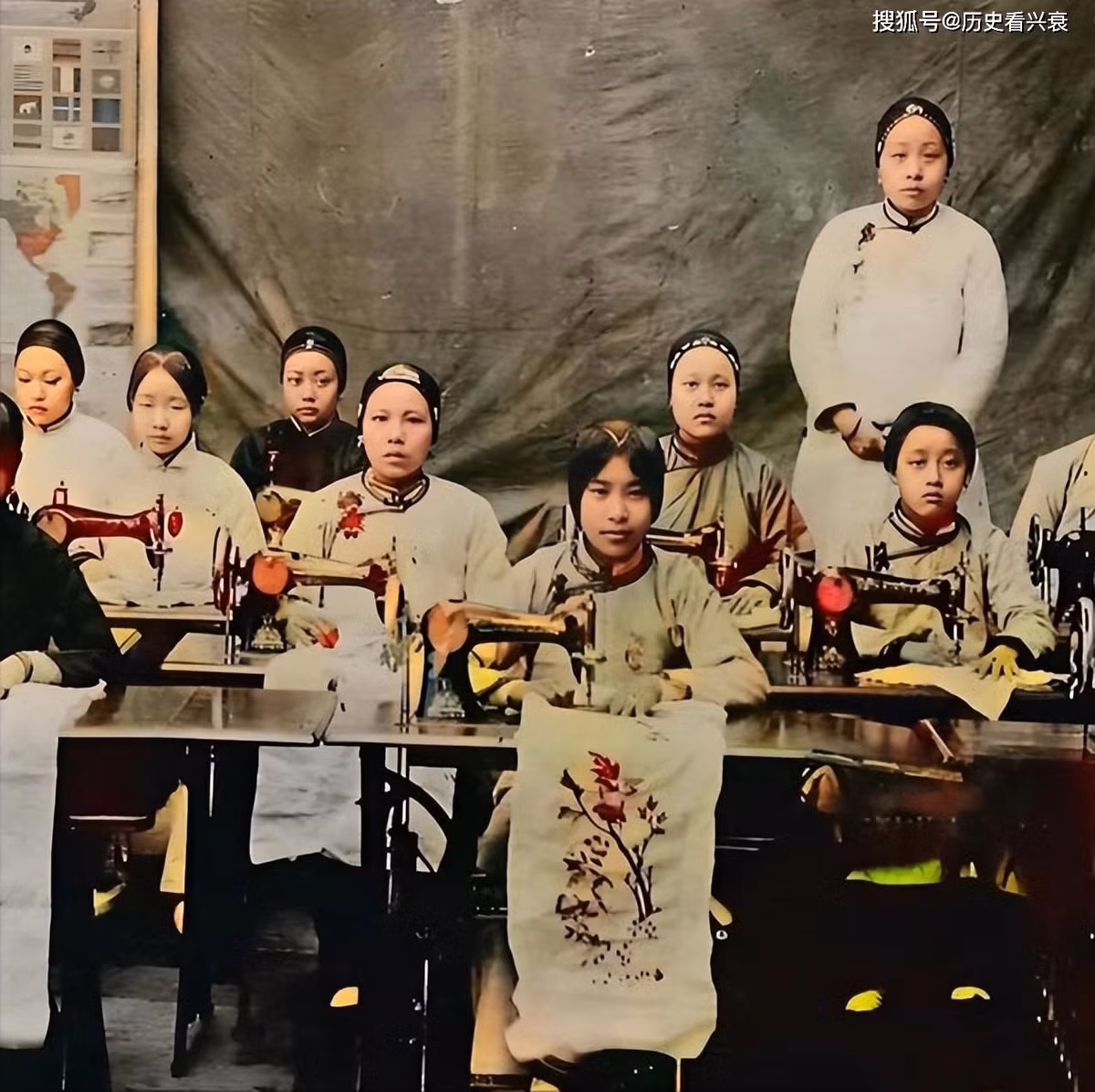 Vào cuối thời nhà Thanh, một số phụ nữ học cách sử dụng máy may qua đó rút ngắn được thời gian hoàn thành một bộ quần áo.