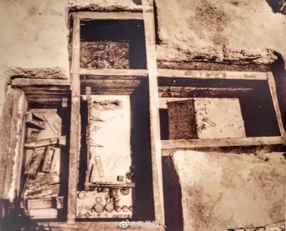 Vào năm 1978, bộ đội địa phương tình cờ phát hiện một lăng mộ lớn trong lúc phá núi để mở rộng một nhà máy ở khu vực Lôi Cổ Ôn, thành phố Tùy Châu, tỉnh Hồ Bắc, Trung Quốc. Sau khi nhận được tin báo, các chuyên gia nhanh chóng tới hiện trường kiểm tra và phát hiện 21 thi hài mỹ nữ chôn cùng một nam giới.