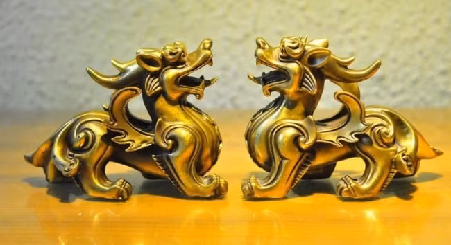 Tỳ hưu. Theo quan niệm phong thủy, tỳ hưu có ý nghĩa chiêu tài, đắc lộc. Vật phẩm phong thủy này thường được thiết kế dưới dạng bức tượng lớn. Đôi khi, tỳ hưu được thiết kế với kích thước nhỏ để đính trên vòng tay hoặc nhẫn. Việc bày trí, sử dụng vật phẩm phong thủy này trong cuộc sống hàng ngày được cho là sẽ giúp hút tài lộc bốn phương về cho gia chủ.
