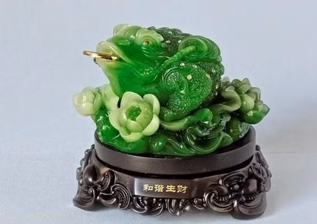 Thiềm Thừ (hay còn gọi cóc vàng 3 chân). Mặc dù có hình dáng giống cóc nhưng nó có một số điểm đặc biệt. Đó là chân giẫm lên nhiều đồng tiền, đầu đội lưỡng nghi. Lưng của nó có hai xâu tiền chứa rất nhiều đồng tiền và nhiều nốt sần sùi giống như các vì sao.