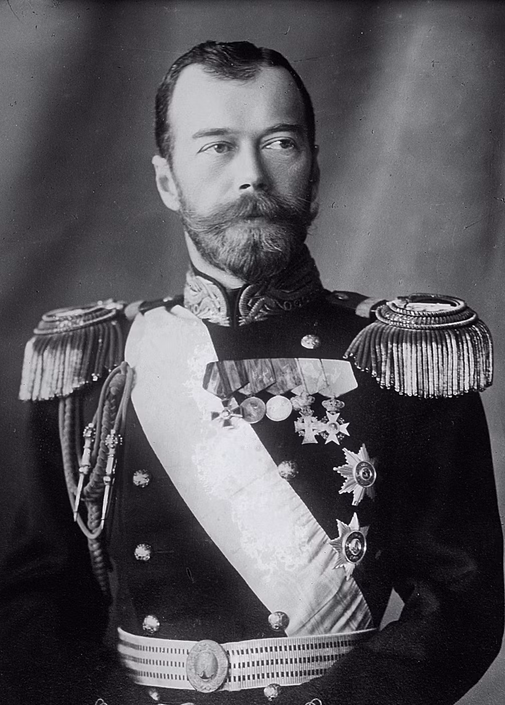 Ngày 1/11/1894, Sa hoàng Aleksandr III băng hà, hưởng thọ 41 tuổi. Sau cái chết của vua cha, Nicholas trở thành tân vương của nước Nga và thường được gọi là Sa hoàng Nicholas II.
