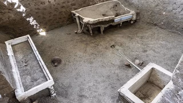 Các chuyên gia nhận thấy căn phòng không bị đá bọt núi lửa xâm chiếm. Do đó, họ suy đoán có thể 2 người trên đã vào căn phòng trên để trú ẩn khi thảm họa thiên nhiên kinh hoàng trút xuống thành phố Pompeii gần 2.000 năm trước.