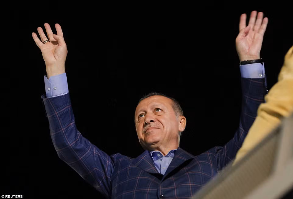 Tối 16/4, Tổng thống Tayyip Erdogan đã tuyên bố thắng lợi trong cuộc trưng cầu dân ý ở Thổ Nhĩ Kỳ về cải cách hiến pháp, trao thêm quyền lực cho ông.
