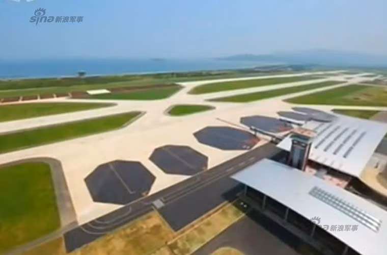 Toàn cảnh căn cứ không quân Wonsan với đường băng, nhà ga đậu hiện đại.