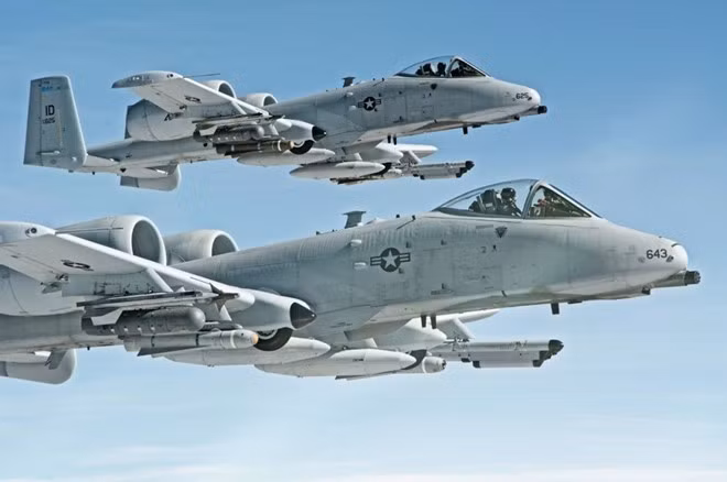 Ngoài pháo chống tăng GAU-8, A-10 còn được trang bị tên lửa không đối đất Maverick AGMs hay hỏa tiễn tầm nhiệt Sidewinder.